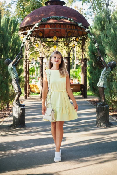 幸せな女性で夏公園で短いドレス — ストック写真
