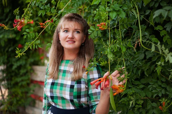 Femme heureuse dans le parc d'été en robe courte — Photo