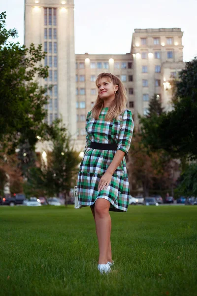 Mujer feliz en la ciudad de verano en vestido corto — Foto de Stock