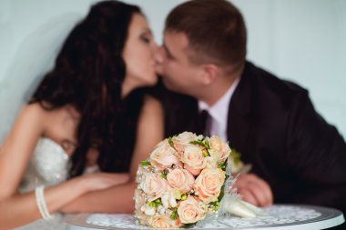 Gelin ve damat stüdyoda poz veriyor.