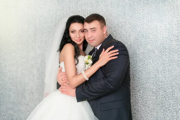 Novia y novio posando en el estudio — Foto de Stock