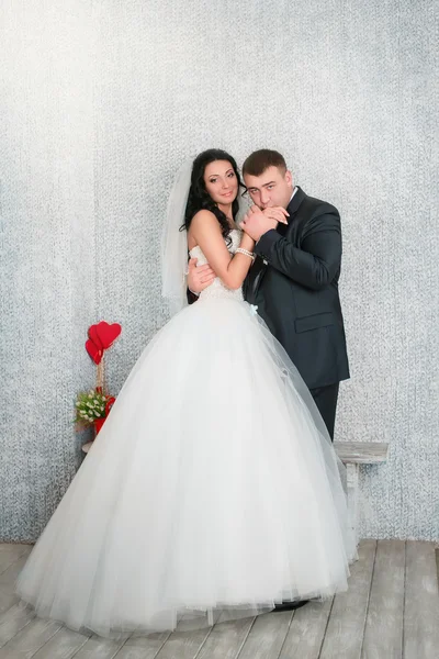 Noiva e noivo posando no estúdio — Fotografia de Stock