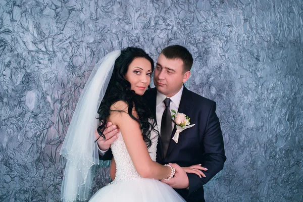 Bride and groom posing in the studio — Stock Photo, Image