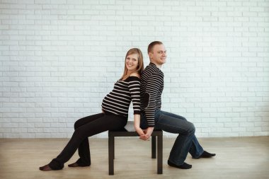 Kocasından hamile bir kadın.