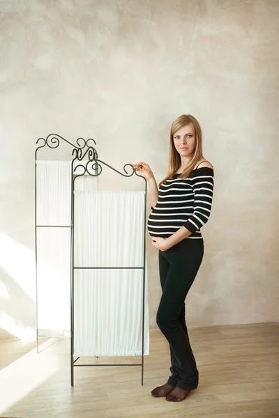 Dziewczyna w ciąży pozuje w studio — Zdjęcie stockowe