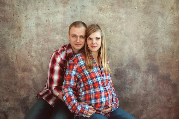 Pregnant woman with her husband — Stock Photo, Image