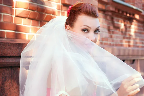 Bruid in sluier close-up buiten — Stockfoto