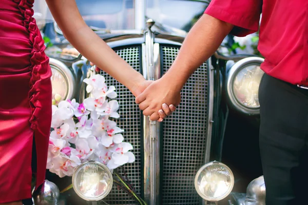 レトロな車の前で新郎新婦 — ストック写真