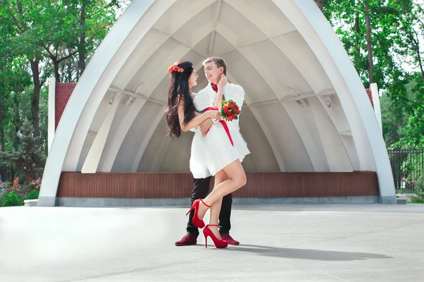 Noiva e noivo posando no parque de diversões — Fotografia de Stock