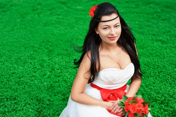 Beautiful bride posing in amusement park — Stock Photo, Image