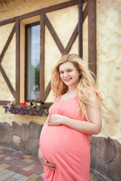 Gravid kvinna i parken — Stockfoto