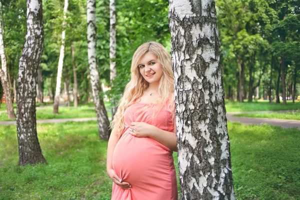 Ciężarna kobieta w parku — Zdjęcie stockowe