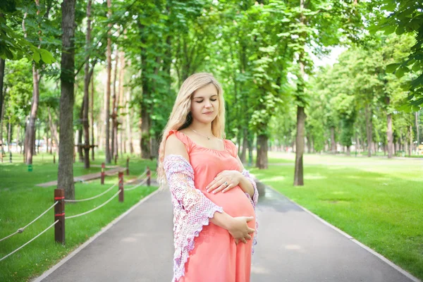 Femme enceinte dans le parc — Photo