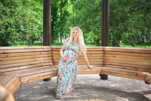 Mujer embarazada en el parque — Foto de Stock