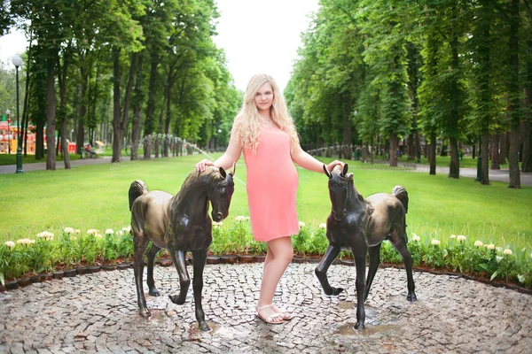 Gravid kvinna i parken — Stockfoto