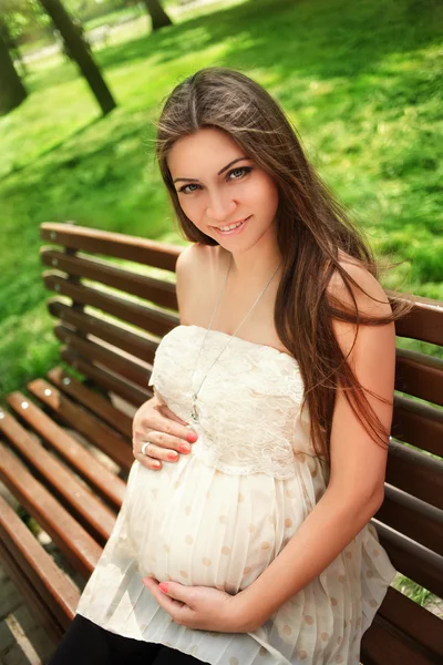 Donna incinta nel parco — Foto Stock