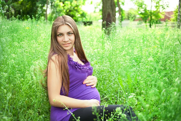 Femme enceinte dans le parc — Photo