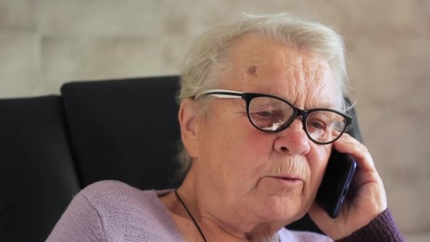 Anciana, abuela con dispositivo móvil — Vídeos de Stock