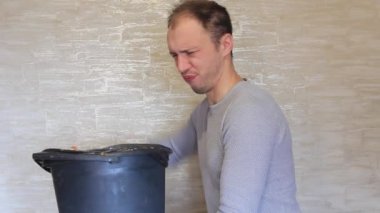 Deli herif çöp kutusunu tuvalet suyuyla dezenfekte ediyor..