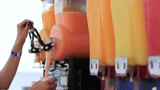 A womans hand pours frozen juice into a glass. — Stock Video