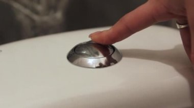 Sifon düğmesine yakın çekim