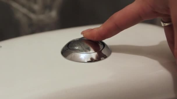 Close-up dari tombol toilet flush — Stok Video