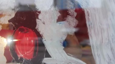 Dişi bir el cama bir kuş çizer..