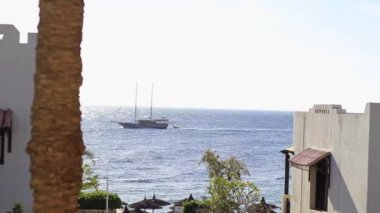 Gemi denizde yelken açıyor.