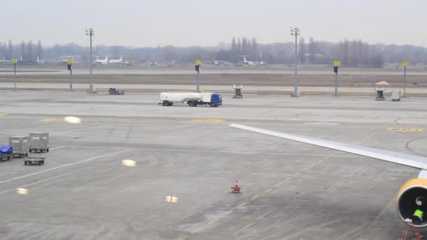 Танкер едет по взлетно-посадочной полосе аэропорта — стоковое видео