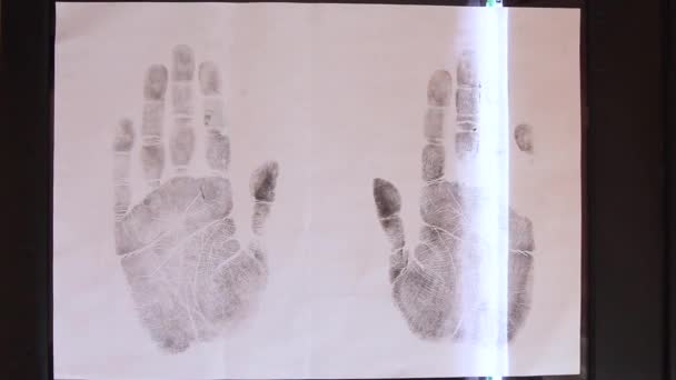 Сканирование отпечатков ладоней на бумаге. — стоковое видео