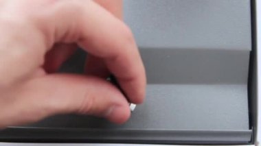 Bir el, Bitcoin ile bir kasa açar, yakın plan dolar.