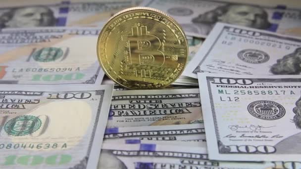 Bitcoin, dolary, euro, kryptoměny zblízka — Stock video