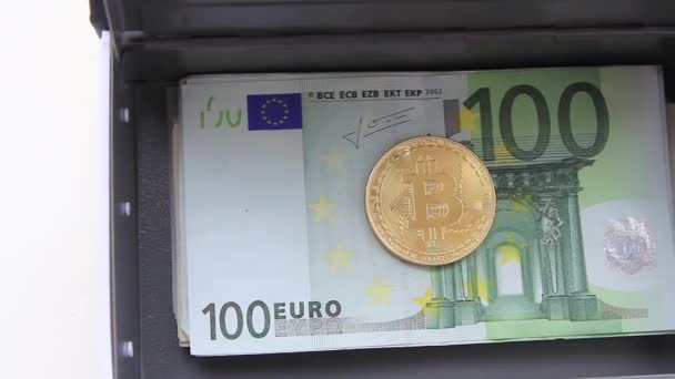 Säker med bitcoin och euro närbild — Stockvideo