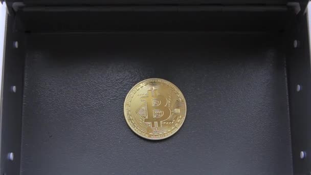 Bitcoin en un primer plano seguro. — Vídeo de stock