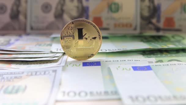 Koin kecil dengan latar belakang dolar, euro close-up — Stok Video