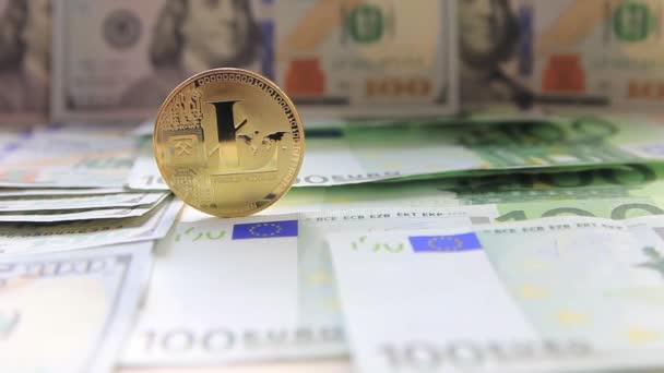 Litecoin munt op de achtergrond van dollars, euro close-up. — Stockvideo