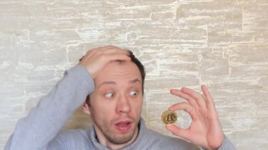 Elinde bozuk para olan çılgın, tedirgin bir adam..