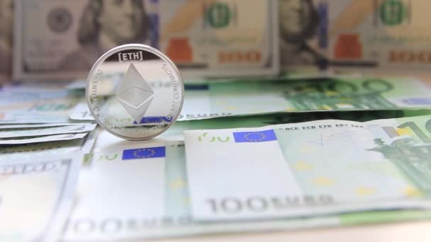 Münze, Kryptowährung Ethereum auf dem Hintergrund von Dollar und Euro. — Stockvideo