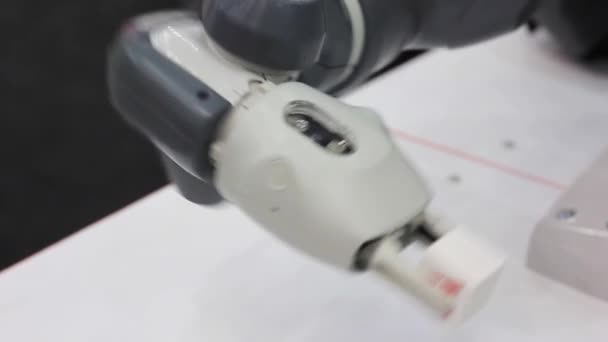 Automatyczny rysunek linii ze specjalną maszyną z metalową końcówką i ołówkiem. Robot, technologia, rysunki. — Wideo stockowe