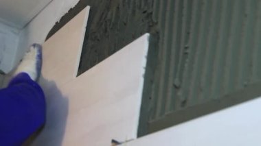 tiler duvara fayanslar serer, eller kapalı.