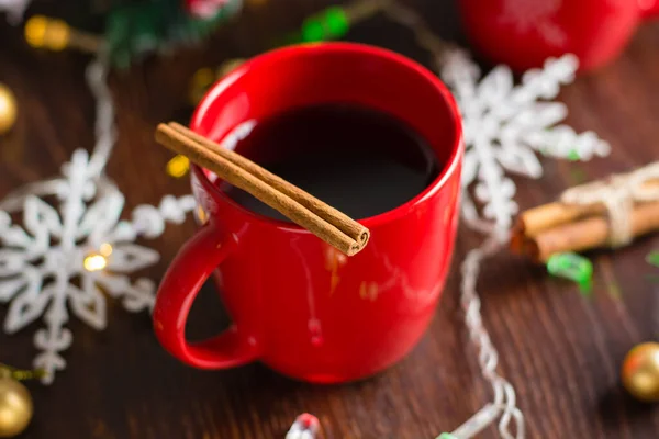 Glühwein Mit Zimt Einer Roten Tasse Vorfreude Auf Weihnachten Blick — Stockfoto