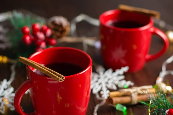 Leckerer Glühwein Mit Zimt Roten Tassen Weihnachtsvorfreude Konzept Draufsicht Und — Stockfoto