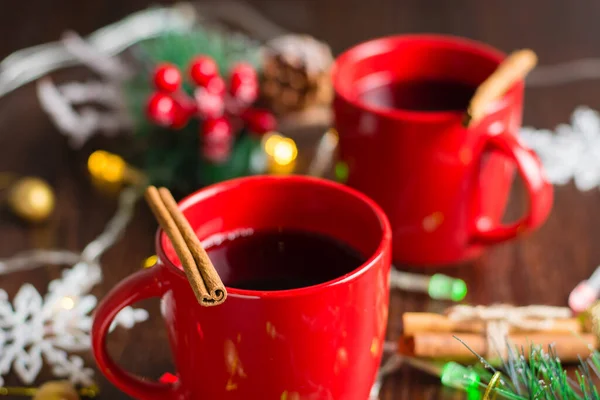 Leckerer Glühwein Mit Zimt Roten Tassen Weihnachtsvorfreude Konzept Draufsicht Und — Stockfoto