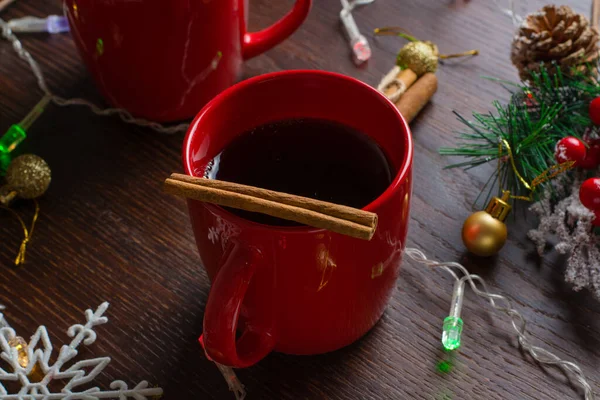 Glühwein Mit Zimt Einer Roten Tasse Vorfreude Auf Weihnachten Blick — Stockfoto