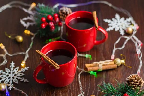 Cannelle Vin Chaud Dans Deux Tasses Rouges Attendant Noël Vue — Photo