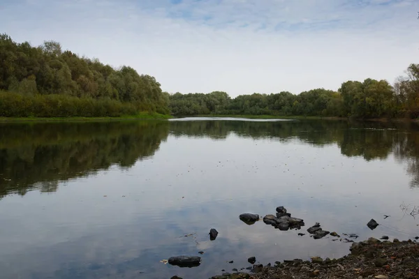 Höstlandskap Molnigt Väder Desna Älv Stenar Stranden Skog Och Himmel — Stockfoto