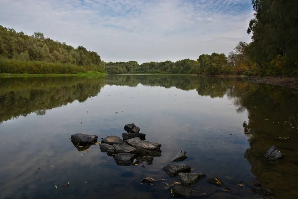 Jesienny Krajobraz Pochmurną Pogodę Rzeka Desna Kamienie Brzegu Las Niebo — Zdjęcie stockowe