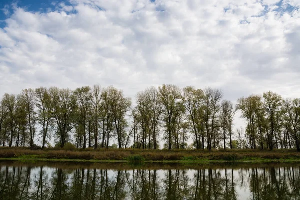 Piękne Niebo Chmurami Jeziorem Drzewami Oddali Jesienny Krajobraz Pobli Miasta — Zdjęcie stockowe