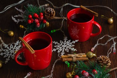 Tarçınlı şarap iki kırmızı fincanda. Noel 'i bekliyorum, tepeden manzara.