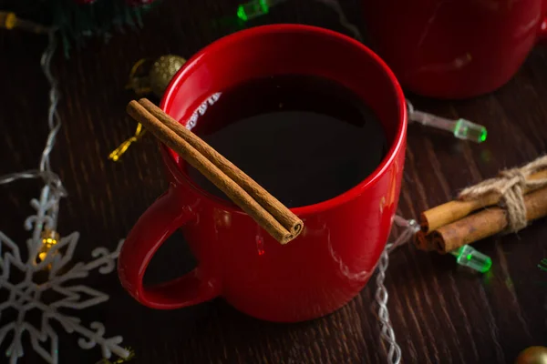 Glühwein Mit Zimt Einer Roten Tasse Vorfreude Auf Weihnachten Blick — Stockfoto